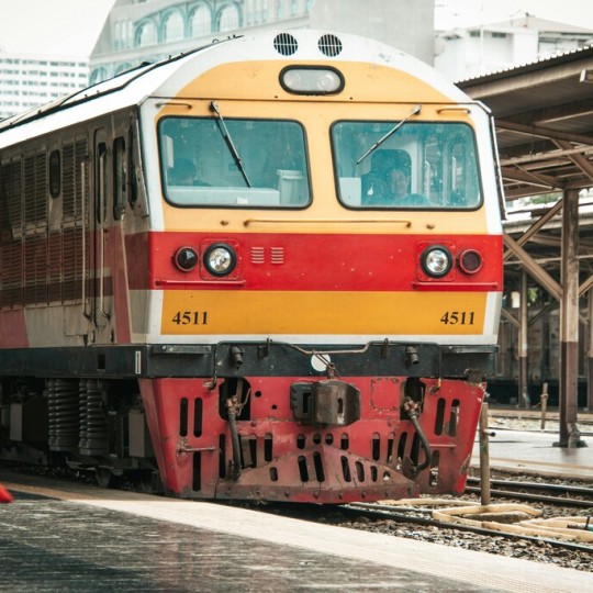 Барабанщицы, сибирские красавицы и водители-дрифтеры предостерегут автомобилистов от лихачества на железнодорожных переездах Свердловской магистрали