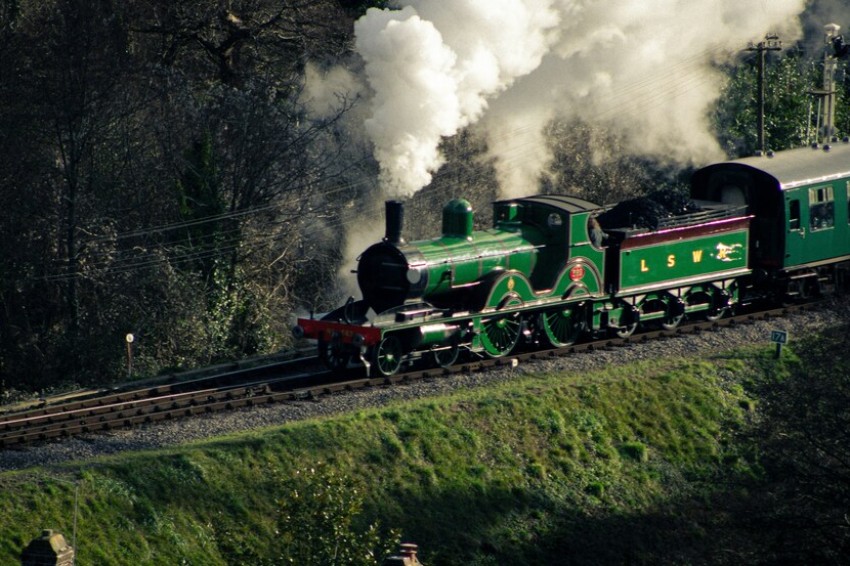 Свердловская железная дорога запустила контейнерные поезда повышенной длины для доставки нефтехимической продукции из Тобольска в Китай