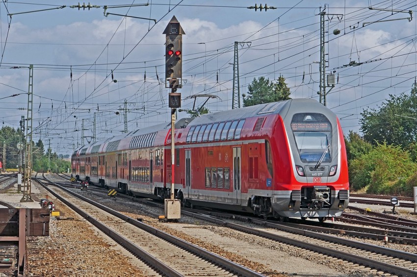 С 1 апреля пенсионеры Свердловской области смогут воспользоваться льготой на проезд в пригородных поездах