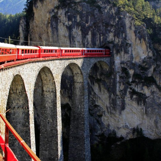 Расписание некоторых пригородных поездов трех радиальных направлений Московской железной дороги изменится с 10 октября в связи с модернизацией инфраструктуры
