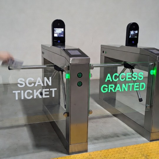 Умные турникеты сканируют билет за 0,3 секунды: как это работает и что это меняет