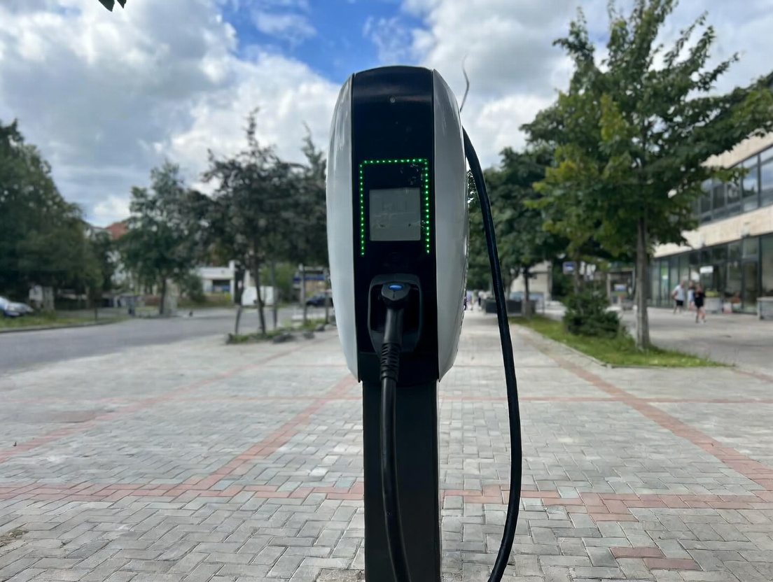 Станция зарядки электромобилей открылась на привокзальной площади