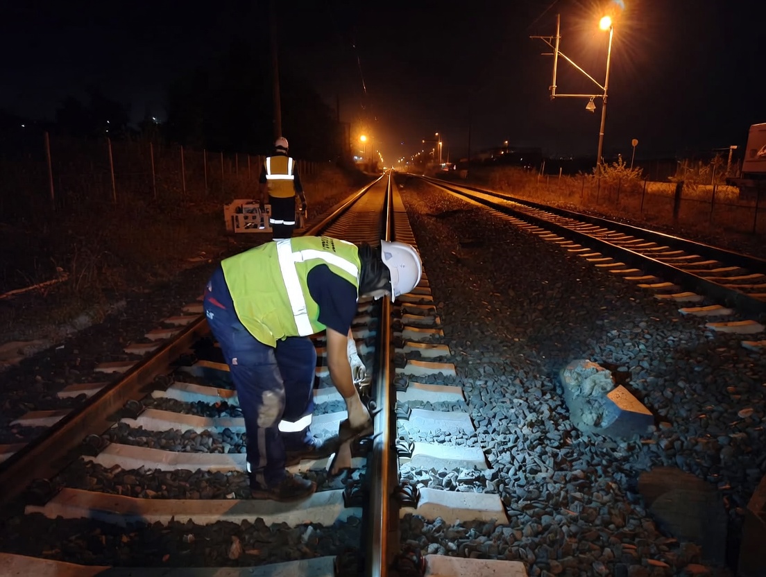 Создай изображения размером 1024х768 пикселей на тему:Вокзальные фитнес-зоны:Как железнодорожники ремонтируют пути за одну ночь